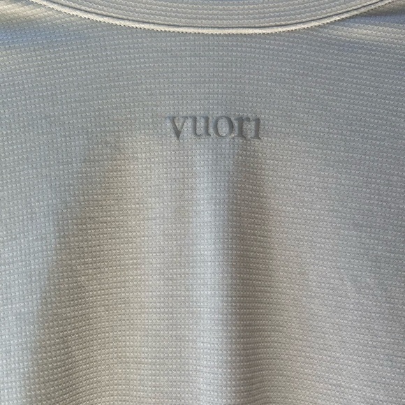 Vuori Short Sleeve Precept Tech Tee in Sky Grey Size Large - Picture 4 of 8